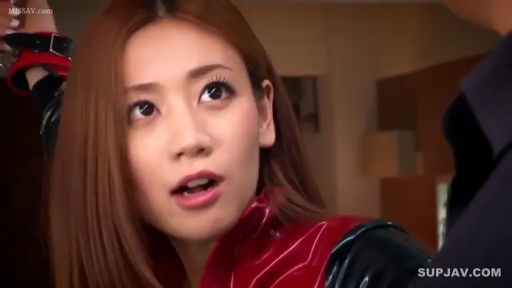 室内 · 脸部特写 · 手铐 · 对视 · 长发 · 惊讶 · 紧身皮衣 · 双手被绑