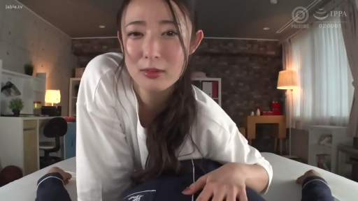 俯身 · 卧室 · 台灯 · 注视 · 上半身 · 女友视角 · 白色T恤 · 柔和