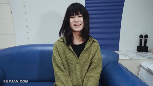 蓝色沙发 · Sitting Posture · Medium shot · 平静 · Interview · Microphone · 黑色内搭