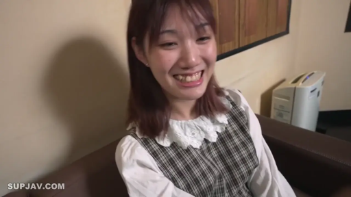 室内 · 站姿 · 微笑 · 上半身特写 · 半裸 · 毛巾 · 遮掩
