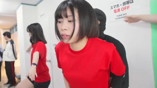 多人背景 · 弯腰站立 · 不明 · 胯部特写 · 赤い運動Tシャツ · 学校走廊 · 水壶 · 後方から手を伸ばして触れる