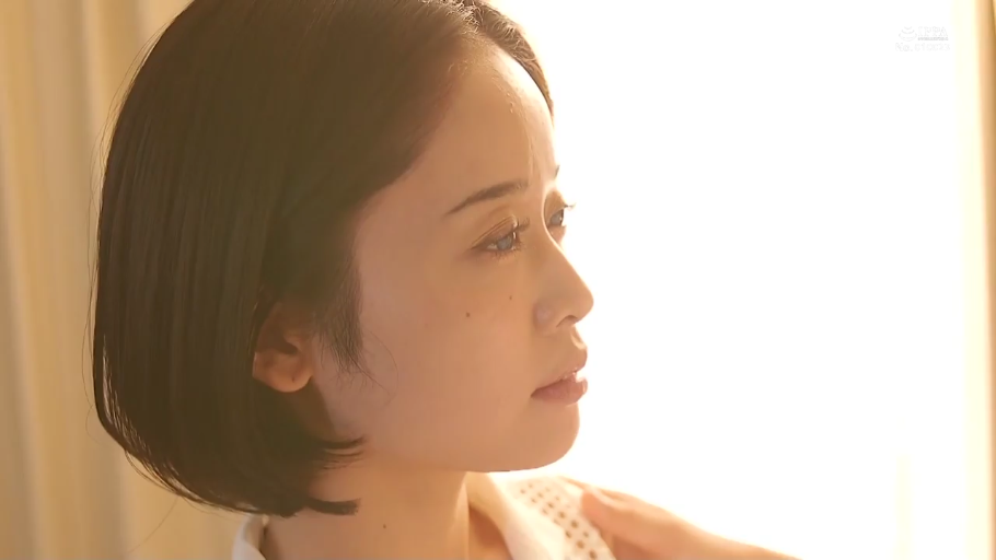 室内 · 沉思 · 忧郁 · 站立 · 白色上衣 · 侧影 · 侧脸特写