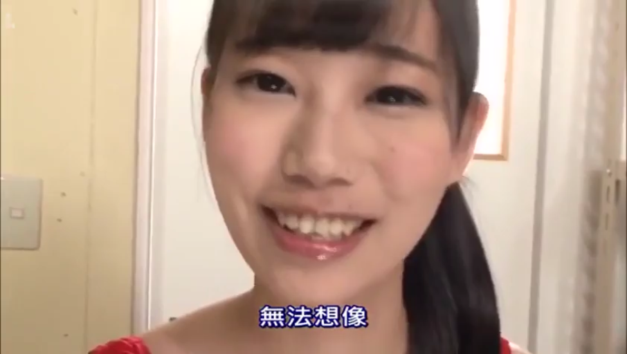 室内 · 顔部のクローズアップ · 微笑 · 正面 · 说话 · 红色上衣 · 马尾辫