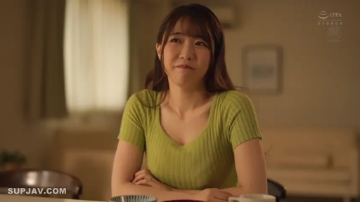 坐姿 · 单人 · 微笑 · 半身 · 注视 · 针织衫 · 餐厅 · 餐具