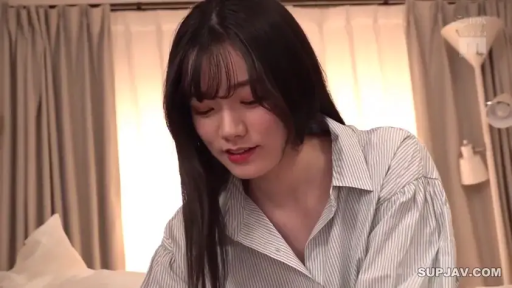 室内 · 座り姿勢 · 顔 · ストライプシャツ