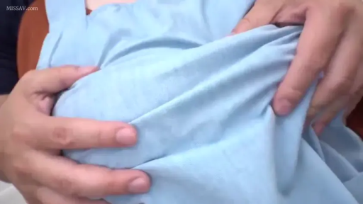 室内 · 揉乳 · 胸部特写 · 不详 · 蓝色上衣 · 隔衣抚摸