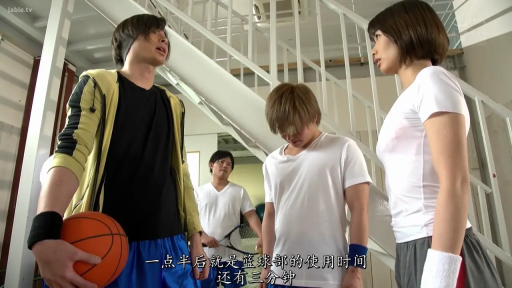 室内 · 委屈 · 站立 · 対話 · ショートヘア · 胸部以上 · 白色紧身衣