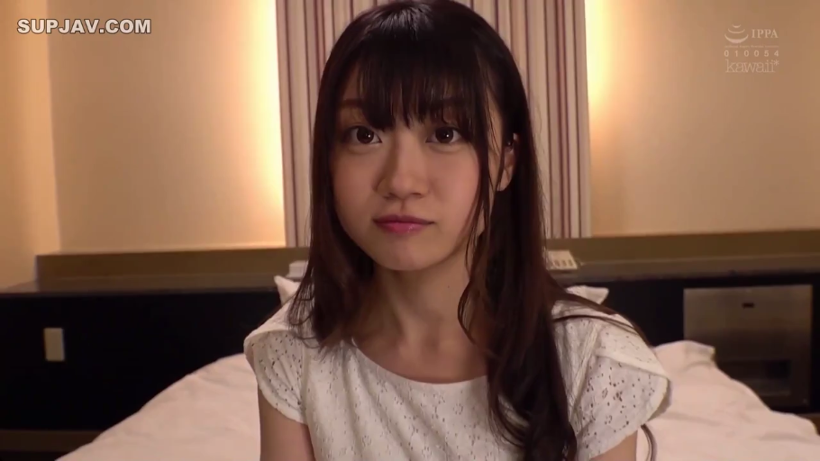 卧室 · 平静 · 床 · 面部特写 · 白色蕾丝上衣 · 凝视 · 正面坐姿 · 长发齐刘海