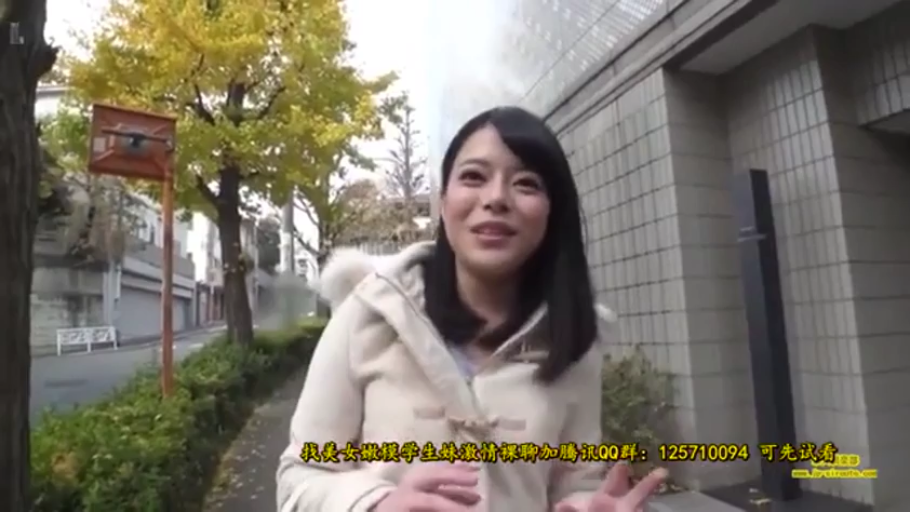 站姿 · 微笑 · 半身特写 · 户外街道 · 正在交谈 · 浅色连帽大衣 · 搭讪题材