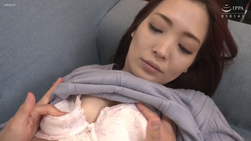 胸部特寫 · 仰臥 · 掀起上衣 · 室内沙发 · 閉目 · 浅紫色毛衣 · 皮肤白皙