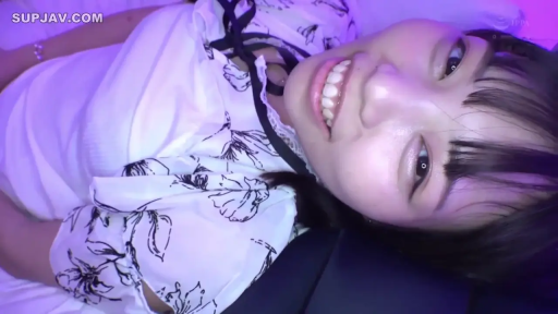 臉部特寫 · 微笑 · 床上 · 平躺 · 開朗 · 白色碎花衫 · 紫色光影