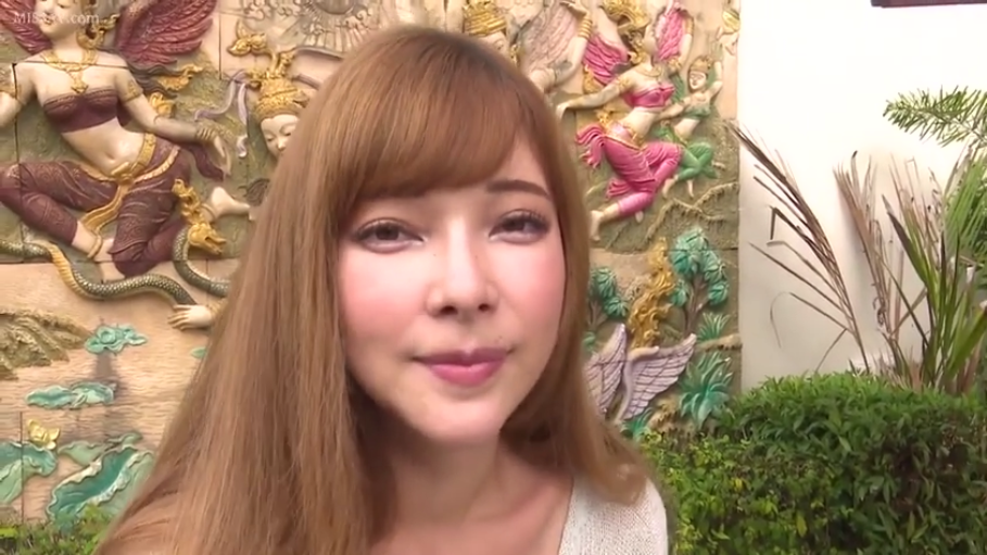 坐姿 · 面部 · 忧郁 · 客厅 · 手机 · 打电话 · 蓝色衬衫