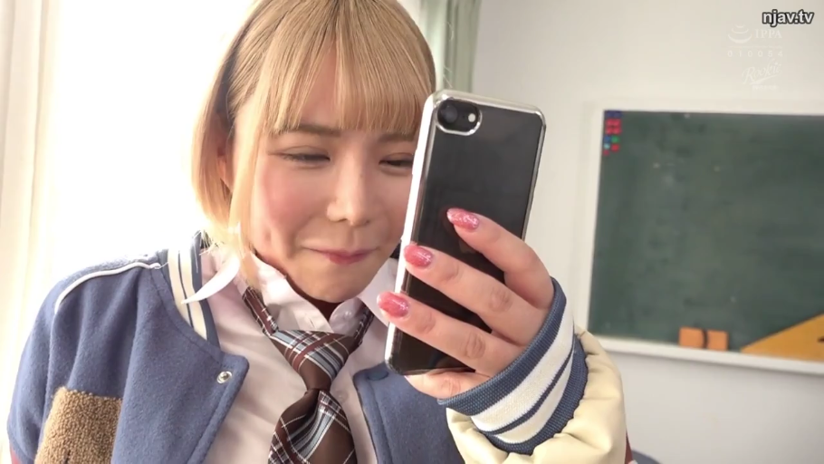 面部 · 校服 · 教室 · 微笑 · 看手机 · 金发 · 智能手机 · 持机