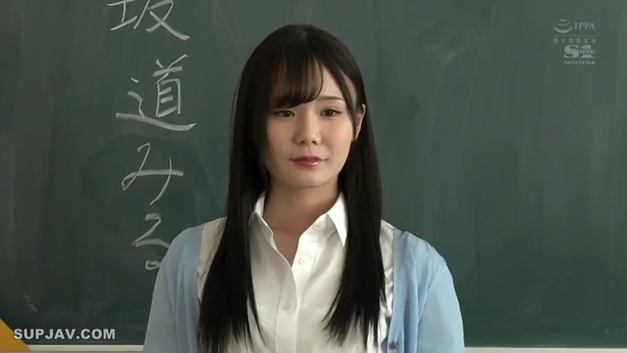 Classroom · Standing Posture · 蓝色开衫 · Smile · Half-body · Gaze · 黑板 · 教师形象