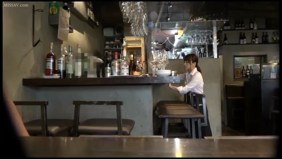 坐姿 · 平静 · 职业装 · 酒瓶 · 远景 · 酒吧 · 工作