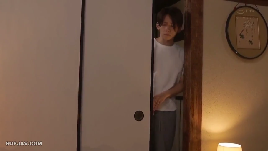 忧郁 · 站立 · 中景 · 男性 · 白色T恤 · 日式室内 · 进门 · 拉门