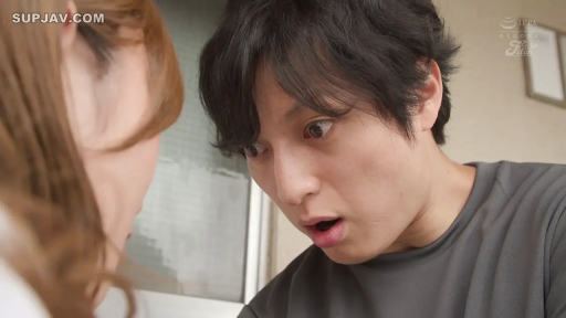 全景 · 弯腰 · 白色长袖 · 公寓走廊 · 开朗笑容 · 红色邮箱 · 户外场景 · 递送袋子