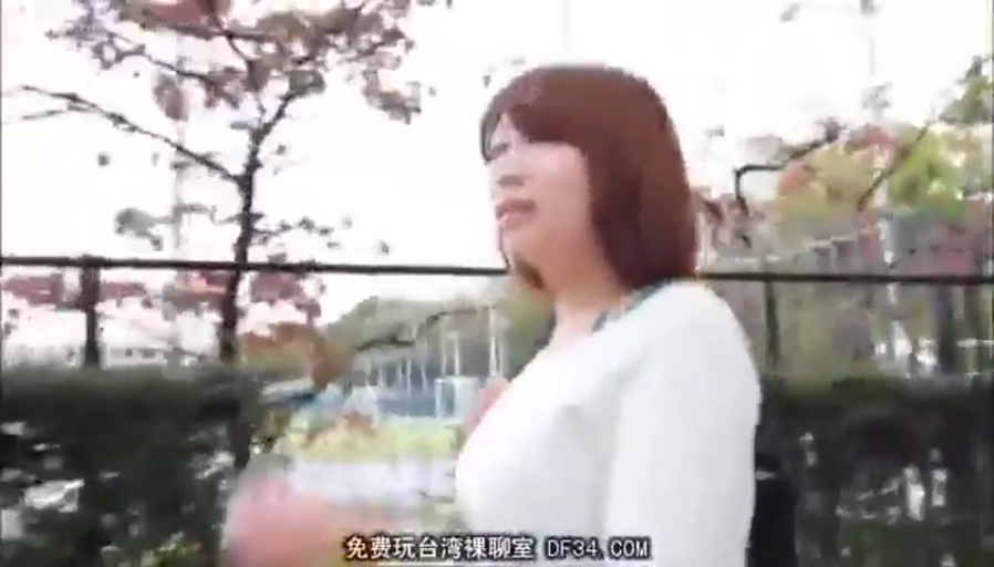 全身 · 客厅 · 打码 · M字开腿 · 按摩棒 · 调教 · 挑逗 · 男全裸女常服