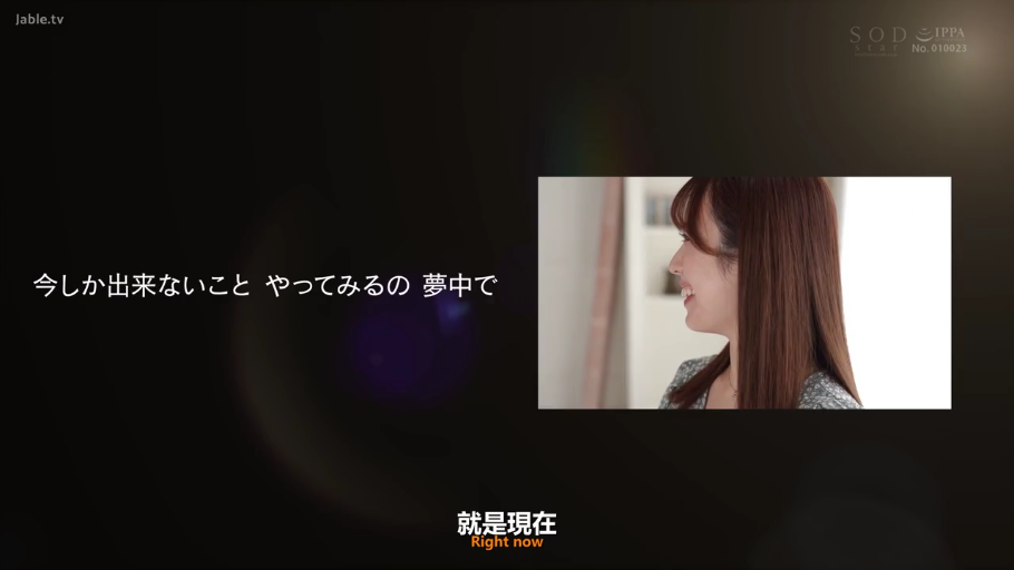 室内 · 侧脸特写 · 碎花裙