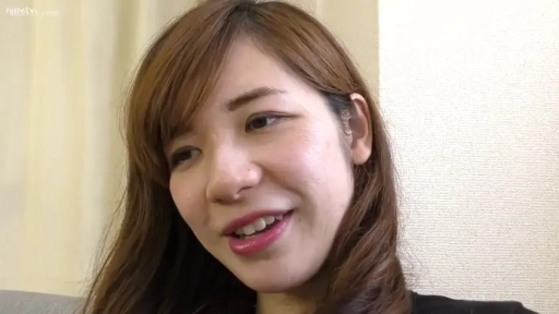 Indoor · Sitting Posture · Close-up of the face · Smile · Gaze · 长发 · 黑色上衣