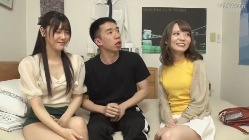 坐姿 · 卧室 · 床铺 · 聊天 · 快乐 · 三人 · 日常便装