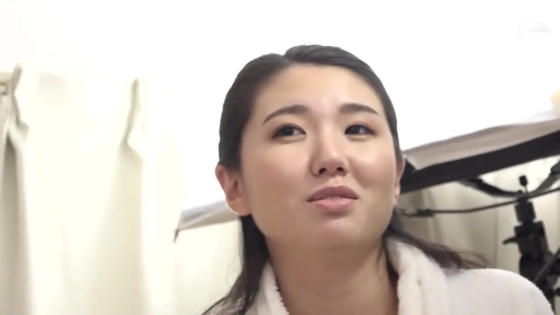 室内 · 座り姿勢 · 会話 · 顔部のクローズアップ · 期待 · 长发 · 浴袍