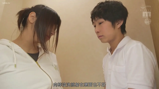 室内 · 交谈 · 面部 · 忧郁 · 站立 · 字幕 · 休闲服