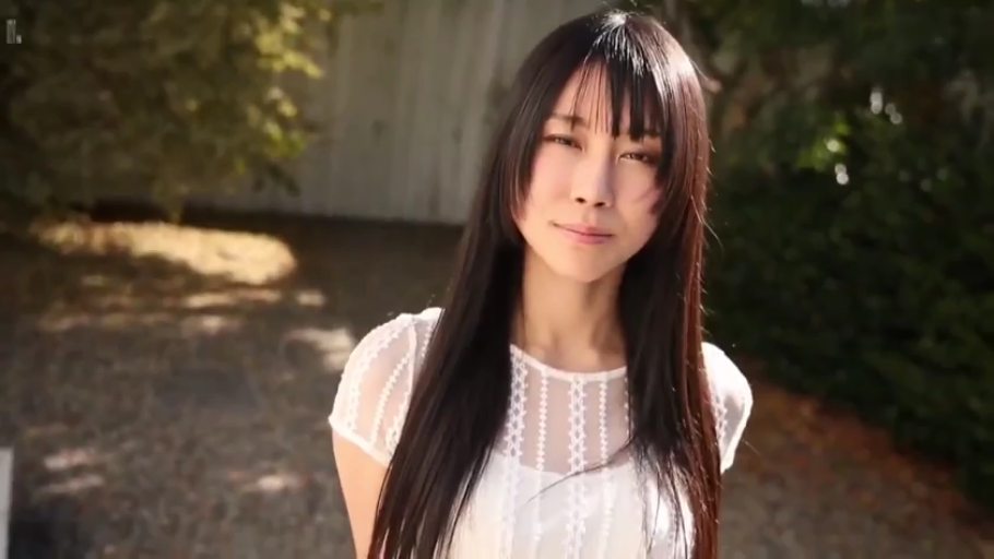 面部特写 · 白色蕾丝上衣 · 户外 · 长发 · 温柔 · 静态 · 正面站立