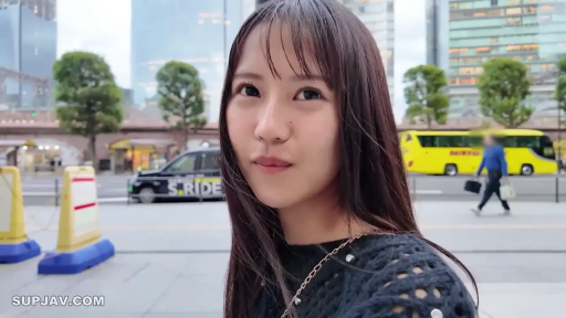 脸部特写 · 甜美 · 站立 · 注视 · 针织衫 · 街拍 · 街头