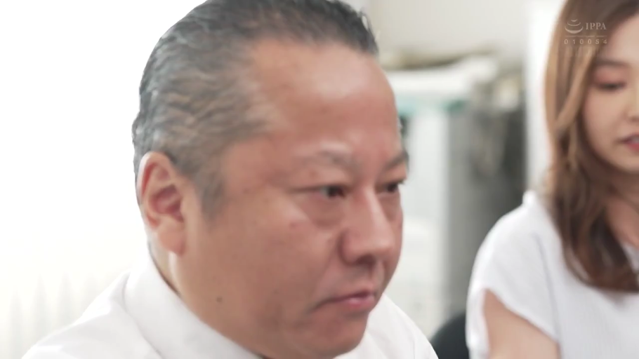 室内 · 坐姿 · 交谈 · 严肃 · 脸部 · 白衬衫 · 大叔