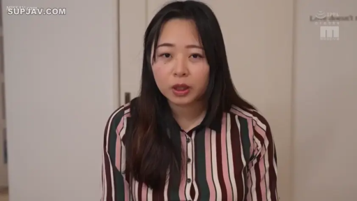 室内 · 坐姿 · 严肃 · 条纹衬衫 · 面部特写 · 说话 · 亚洲女性