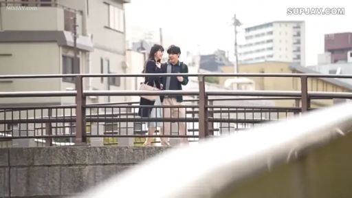 Conversation · Whole body · Smile · Handbag · 行走 · Casual wear · 白天 · 户外桥梁