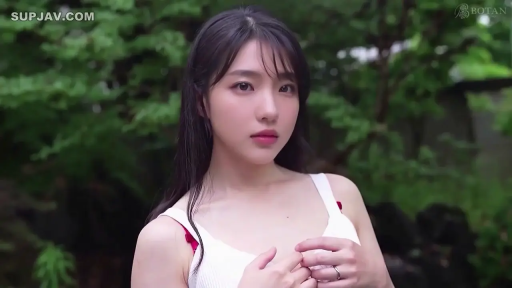 忧郁 · 站立 · 半身特写 · 白色背心 · 户外 · 戒指 · 树林 · 摆姿