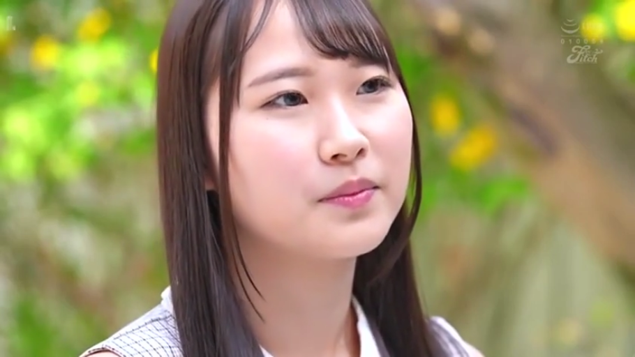 站姿 · 面部特写 · 凝视 · 清纯 · 户外 · 高清 · 格子无袖衫