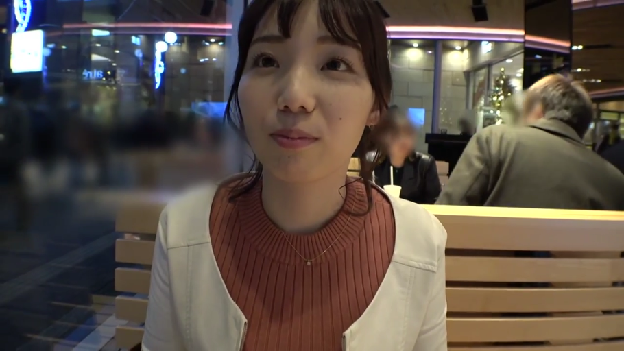 臀部 · 客厅 · 偷窥视角 · 笑容 · 水瓶 · 跪姿俯身 · 捡拾物品 · 白色包臀短裙
