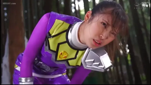 弯腰 · 面部特写 · 森林 · 紧身战队服