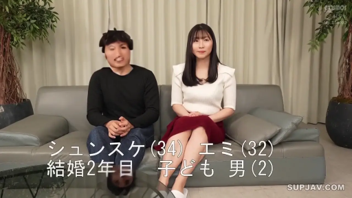 室内 · 坐姿 · 红色半身裙 · 中景 · 沙发 · 自然 · 剧情 · 访谈