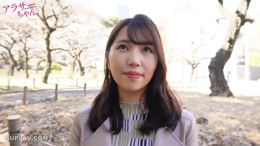 脸部特写 · 看向镜头 · 站立姿势 · 户外公园 · 温和微笑 · 樱花树 · 清纯街拍 · 浅色休闲外套