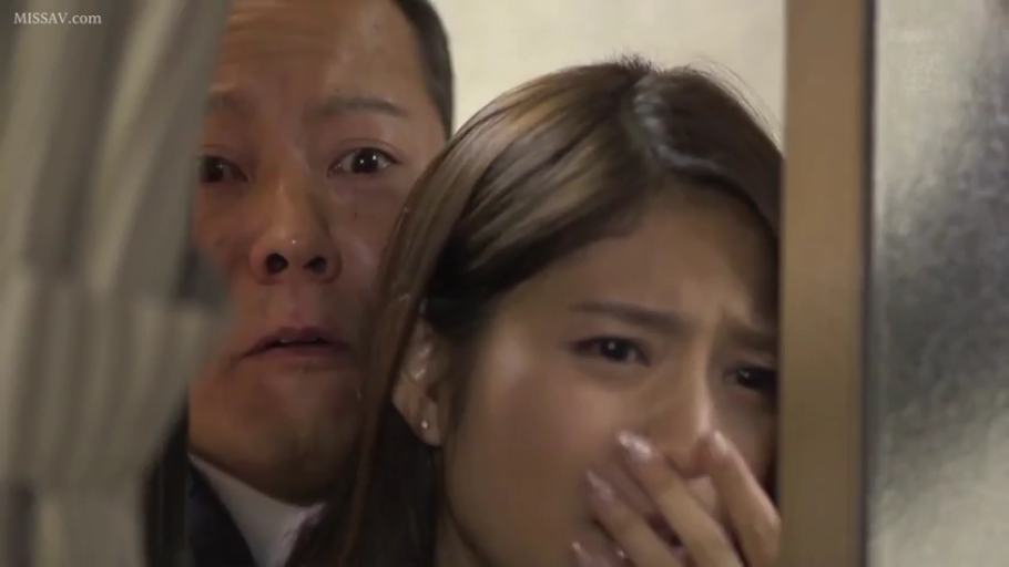 室内 · 脸部特写 · 西装 · 背后站立