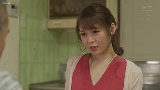 站立 · 面部特写 · 休闲装 · 厨房 · 谈话 · 期待 · 熟女