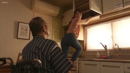 臀部 · 厨房 · 紧身牛仔裤