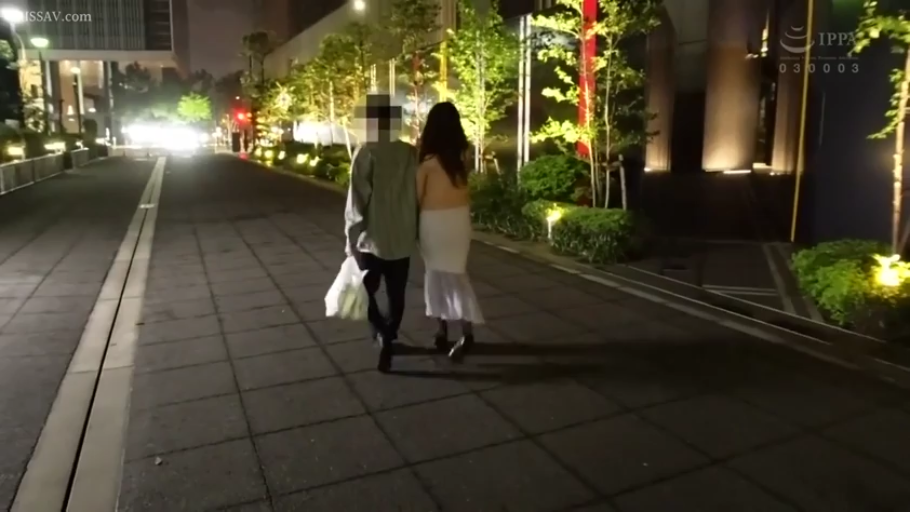 全身 · 行走 · 散步 · 都市 · 露背装 · 塑料袋 · 夜晚街道