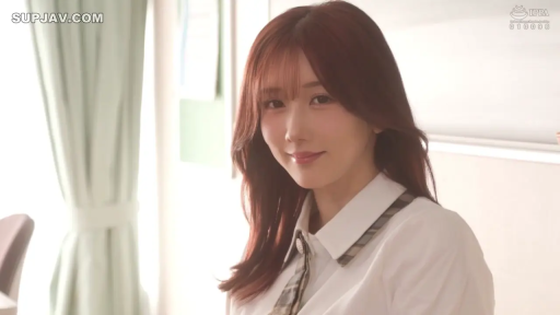 座り姿勢 · 教室 · 微笑 · 上半身 · JK制服 · 长发 · 看镜头