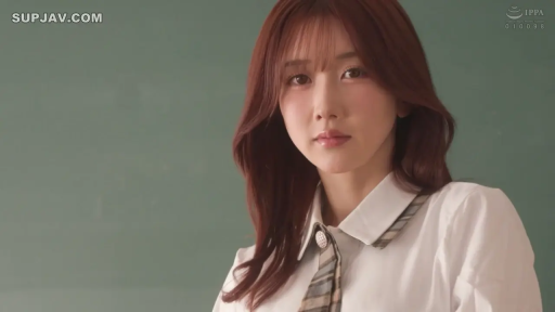 顔 · 平静 · 注视镜头 · 棕色长发 · 侧身站立 · 白色校服衬衫配条纹领带 · 教室绿板前