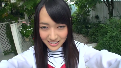 甜美 · 站姿 · 面部特写 · 清纯 · 自拍 · 水手服 · 围栏 · 庭院