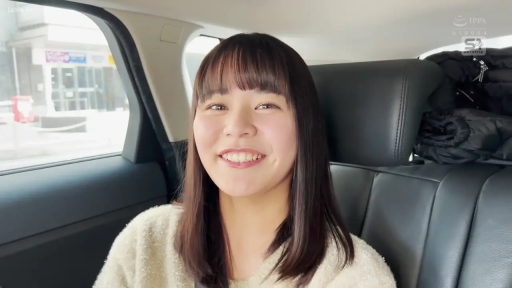 座り姿勢 · 顔のクローズアップ · 车内 · 掩嘴笑 · ベージュのセーター · 开心 · 汽车座椅 · 美甲