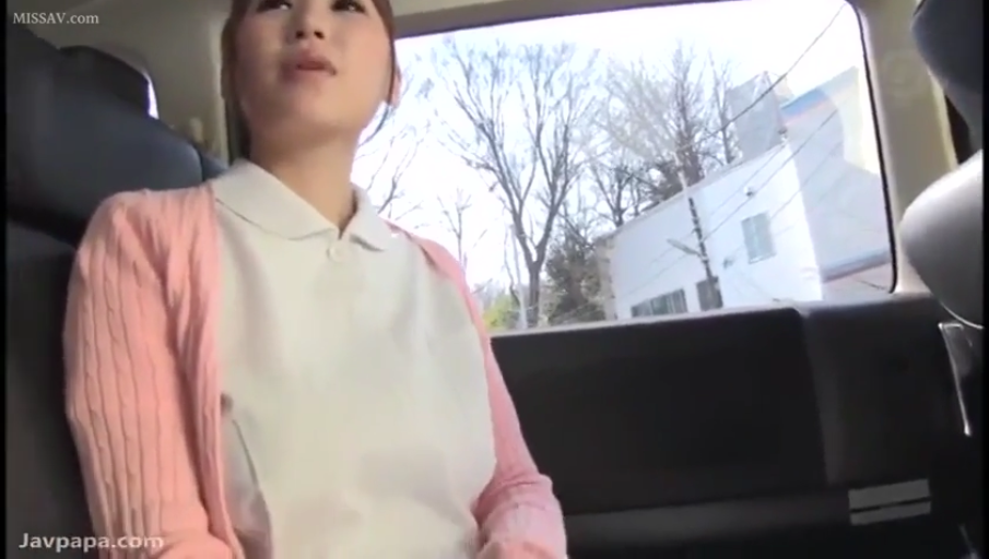 室内 · 俯身 · 专注 · 脸部特写 · 第一人称视角 · 注视 · 黑白制服