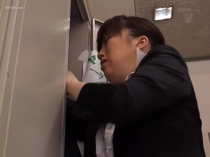 站立 · 职业装 · 更衣室 · 侧脸特写