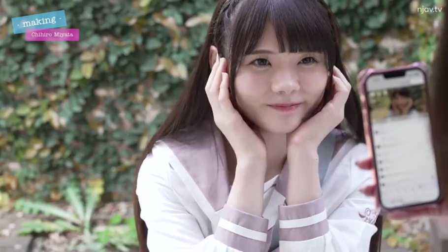 微笑 · 面部特写 · 对视 · 手机 · 户外 · 水手服 · 托腮 · 幕后花絮