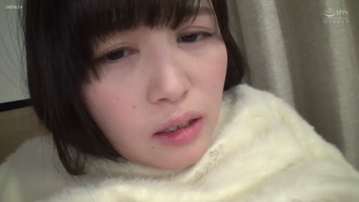 室内 · 哀怜 · 喘息 · 面部特写 · 近景 · 卧姿 · 毛绒衫